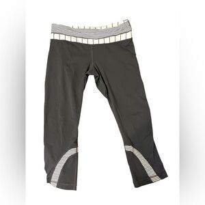 LULULEMON Run Inspire Crop Grey Angel Wing Slalom & White Quiet Stripe Size 8/10
